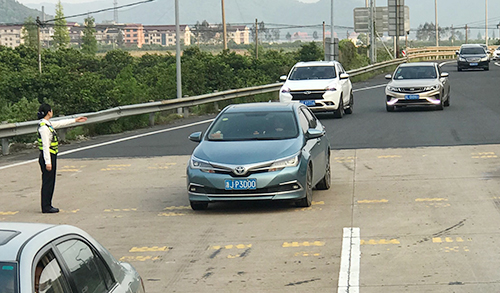 圖為工作人員廣場疏導(dǎo)車輛 陳瑩攝.jpg